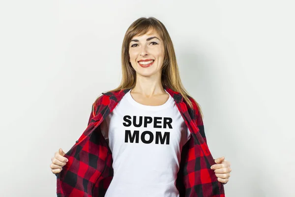 Junge Frau Mit Einem Lächeln Roten Hemd Und Weißem Shirt — Stockfoto