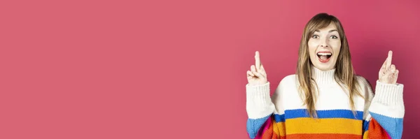 Muchacha Joven Suéter Punto Sorprendido Mostrar Gesto Manos Dedos Cruzados — Foto de Stock