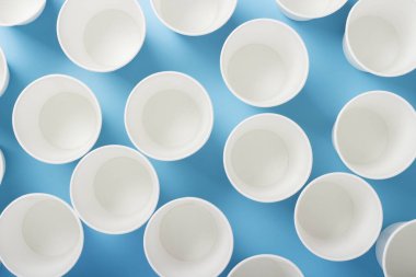 Mavi arka planda içecekler için boş kağıt bardak. Pankart. Düz yatış, üst görünüm.