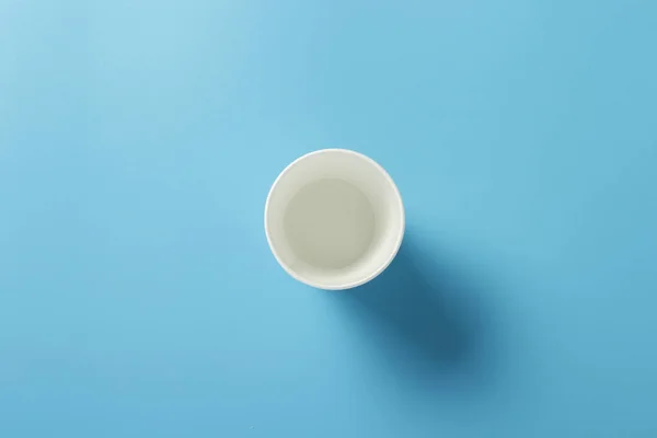 Vaciar Taza Papel Para Bebidas Sobre Fondo Azul Banner Piso — Foto de Stock