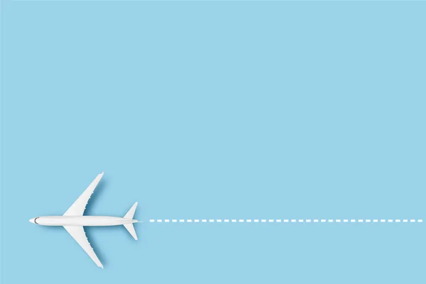 在蓝色的背景上显示航线的飞机和航线 概念旅行 路线托盘 班纳平躺在地上 俯瞰四周 — 图库照片