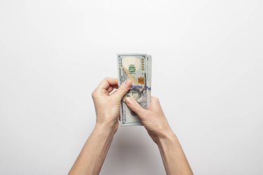 Kadın el ele tutuşur, para sayar, arka planda dolar bırakır. Maaş, zenginlik, satın alma, vergiler. Pankart. Düz yatış, üst görünüm.
