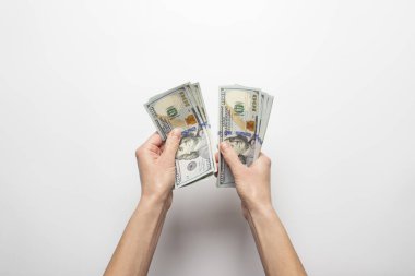 Kadın eli tutuşur, para sayar, arka planda dolar bırakır. Maaş, zenginlik, satın alma, vergiler. Pankart. Düz yatış, üst görünüm.