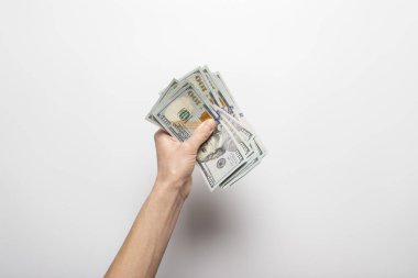 Kadın el ele tutuşur, para sayar, arka planda dolar bırakır. Maaş, zenginlik, satın alma, vergiler. Pankart. Düz yatış, üst görünüm.