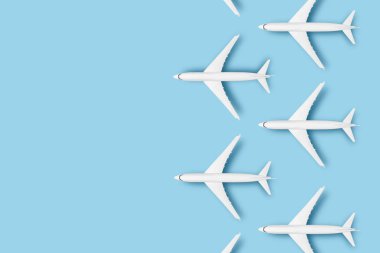 Mavi arka planda birkaç uçak var. Konsept seyahat, uçak biletleri, uçuş, palet rotası, transfer. Pankart. Düz yatış, üst görünüm.