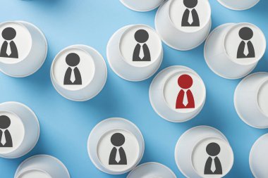 Mavi arka planda ters çevrilmiş kağıt bardaklar. Pankart. Düz yatış, üst görünüm.