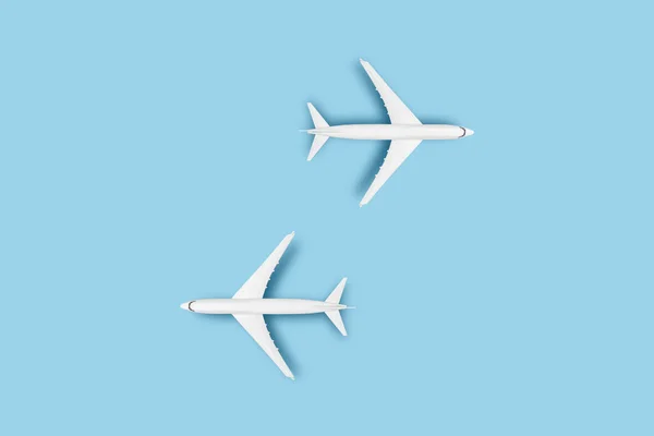两架蓝色背景的飞机 概念旅行 托盘路线 班纳平躺在地上 俯瞰四周 — 图库照片