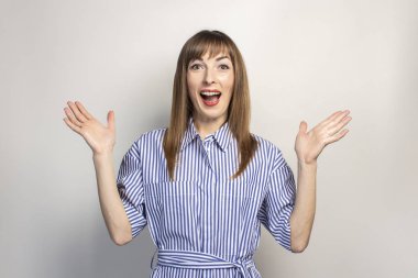 hafif arka planda genç bir kız şaşırdı. Konsept kazanmak, satmak, indirim, hediye. Pankart.