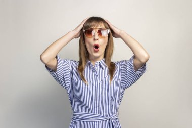 Işık arka planda güneş gözlüklü genç bir kızı şaşırttı. Yaz tatili, tatil, bilet. Pankart.