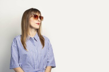 Işık arka planda güneş gözlüklü güzel bir kız. Yaz tatili, tatil, bilet. Pankart.