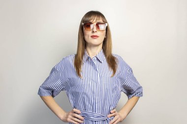 Işık arka planda güneş gözlüklü güzel bir kız. Yaz tatili, tatil, bilet. Pankart.