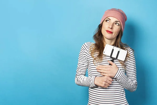 비디오 블로거가 배경에 삼각대에 휴대폰을 이야기 Vlog Selfie 블로그 놀라움 — 스톡 사진