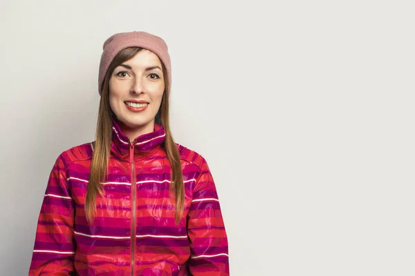 모자를 분홍색 스포츠 재킷을 배경에는 미소를 우정적 정서적 공간을 가지고 — 스톡 사진