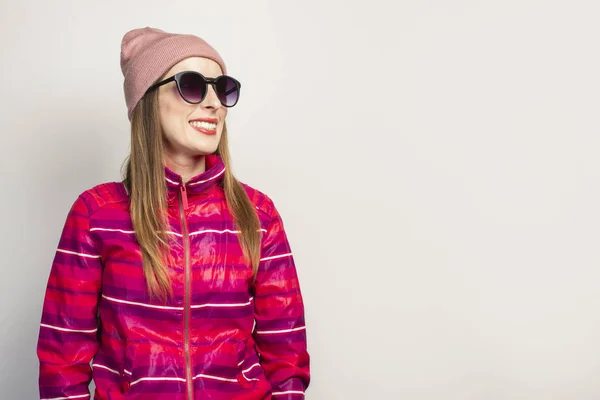 ピンクのスポーツジャケットを着たフレンドリーな感情的な若い女性は コピースペースで白い背景に笑っています 現代的な流行のスタイルをコンセプト 顔の表情 バナー — ストック写真