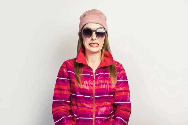 Junge Frau Mit Brille Hut Und Pinkfarbener Sportjacke Mit Wirrem — Stockfoto