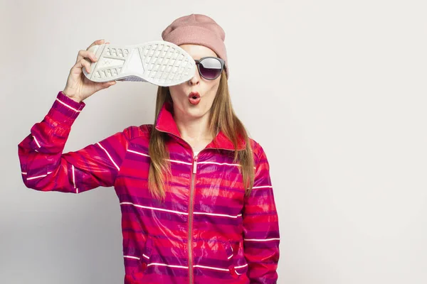 Barátságos Érzelmi Fiatal Szemüvegben Kalapban Rózsaszín Sportzakóban Meglepett Arccal Cipőt — Stock Fotó