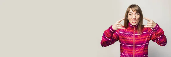 Молодая Женщина Розовой Спортивной Куртке Делает Жест Козла Рок Ролла — стоковое фото