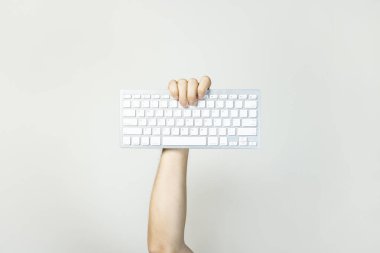 Erkek el, izole edilmiş arka planda bir klavye tutuyor. Teknoloji konsepti, bilgisayar tamiri, programcı, kodlayıcı. Pankart.