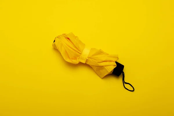 Paraguas Lluvia Amarilla Sobre Fondo Amarillo Aislado Concepto Lluvia Otoño — Foto de Stock