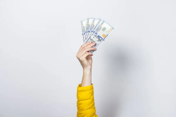 Die Weibliche Hand Einer Gelben Jacke Hält Geld Auf Hellem — Stockfoto