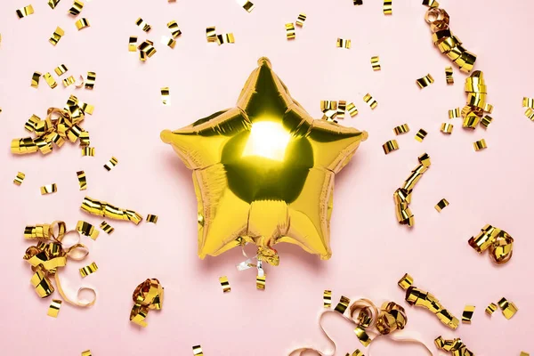 用金箔和金冠做成的星形气球 散落在粉红的背景上 庆祝的概念 — 图库照片