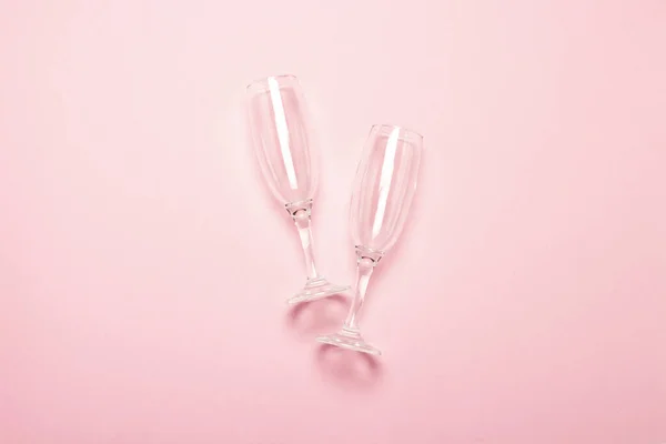 Deux Verres Champagne Vides Sur Fond Rose Pâle Concept Mariage — Photo