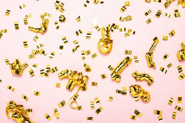 Fundo Bonito Confetes Ouro Espalhados Fundo Rosa Pálido Conceito Decoração — Fotografia de Stock