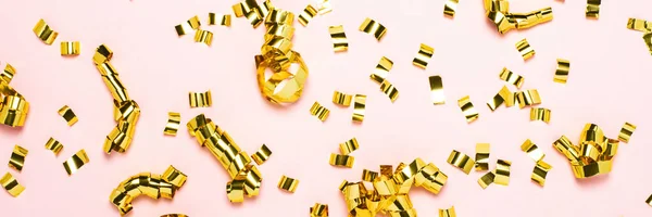 Hermoso Fondo Confeti Oro Esparcidos Sobre Fondo Rosa Pálido Concepto —  Fotos de Stock