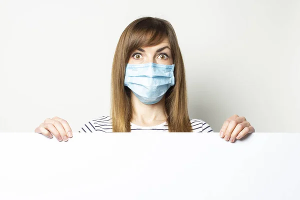 Koruyucu Tıbbi Maskeli Lateks Eldivenli Genç Bir Kadın Arka Planda — Stok fotoğraf