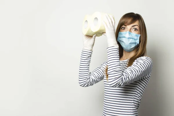 Tıbbi Maske Tıbbi Eldiven Takmış Genç Bir Kız Arka Planda — Stok fotoğraf
