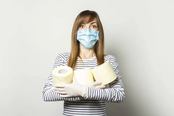 Tıbbi Maske Takmış Korkmuş Genç Bir Kız Eldivenler Tuvalet Kağıdı — Stok fotoğraf
