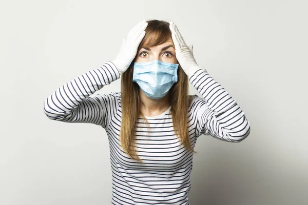 Ung Kvinna Skyddande Medicinsk Mask Och Latexhandskar Håller Huvudet Händerna — Stockfoto