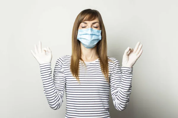 Ung Kvinna Skyddande Medicinsk Mask Och Latexhandskar Mediterar Ljus Isolerad — Stockfoto