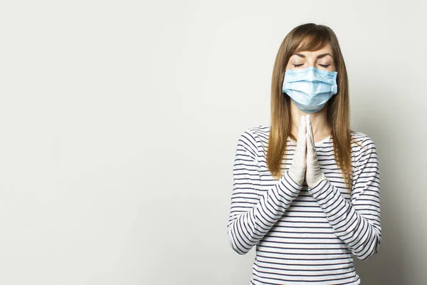 Ung Kvinna Skyddande Medicinsk Mask Och Latexhandskar Håller Händerna Nära — Stockfoto