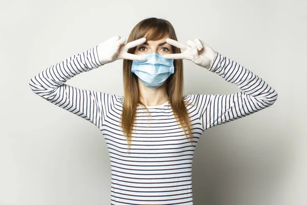 Koruyucu Tıbbi Maskeli Lateks Eldivenli Genç Bir Kadın Elleriyle Bir — Stok fotoğraf