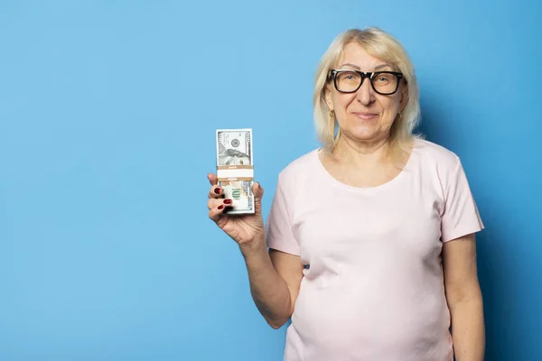 Porträt Einer Alten Freundlichen Frau Lässigem Shirt Und Brille Die — Stockfoto