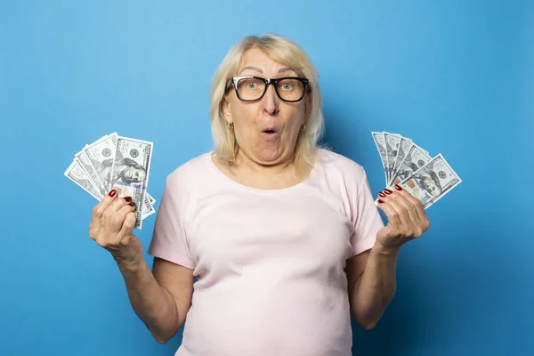 Porträt Einer Alten Freundlichen Frau Mit Einem Überraschten Gesicht Einem — Stockfoto