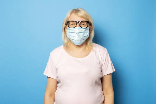 Portret Starej Przyjaznej Kobiety Shircie Okularami Medyczną Maską Ochronną Odizolowanym — Zdjęcie stockowe
