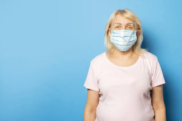Porträtt Gammal Vänlig Kvinna Shirt Och Medicinsk Skyddsmask Isolerad Blå — Stockfoto