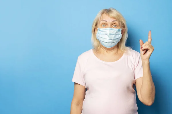 Tıbbi Koruyucu Maskeli Dost Canlısı Yaşlı Kadın Mavi Arka Planda — Stok fotoğraf