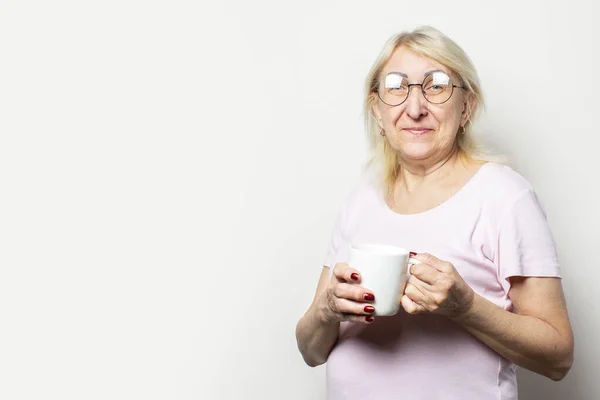 Portrait Old Friendly Woman Smile Casual Shirt Glasses Holding Mug — Stock Photo, Image