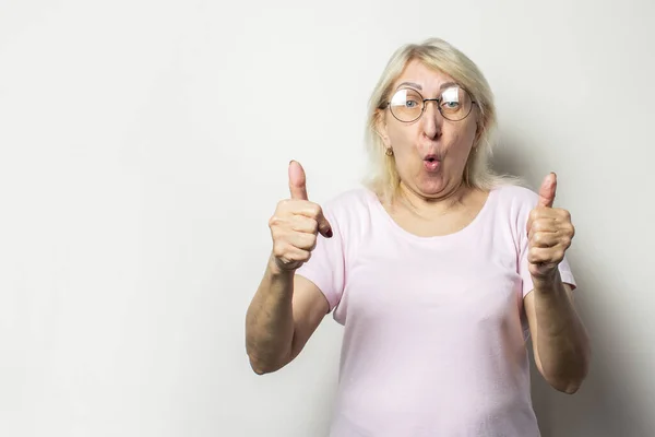 Portrait Old Friendly Woman Surprised Face Casual Shirt Glasses Makes — Stock Photo, Image