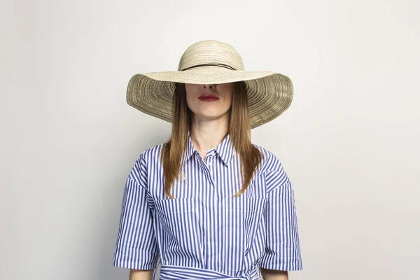 ドレスを着た若い優しい女性の肖像画と 孤立した光の背景に広がる帽子 帽子は顔の一部を覆う 感情的な顔 — ストック写真