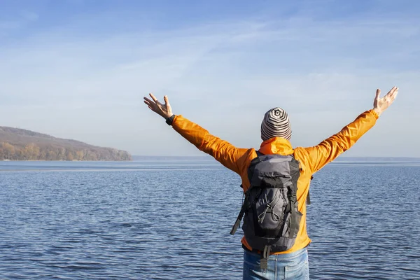Человек Оранжевой Куртке Туристическим Рюкзаком Поднял Руки Вверх Дыша Свежим — стоковое фото