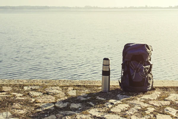 Mochila Camping Termo Con Caliente Café Orillas Río Embalse Día — Foto de Stock