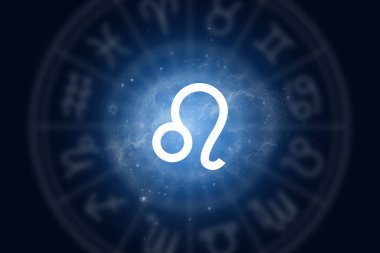 Zodiac yıldızlı gökyüzünün arka planında Leo 'yu imzaladı. Yıldız falı çizimi.