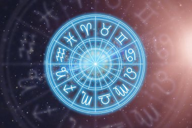 Yıldızlı gökyüzünün arka planındaki yıldız falı için zodyak burcu işaretleri. Görüntü.