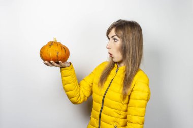 Ted Surat ve arka planda kafasını tutan bir balkabağı eli. Cadılar Bayramı konsepti, sonbahar, kutlama.