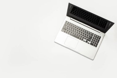 Diz üstü bilgisayar açık beyaz arka planda. Teknoloji konsepti. Düz yatış, üst görünüm.