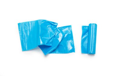 İzole edilmiş beyaz arka planda mavi çöp torbası. Temizlik konsepti, çöp temizleme. Düz yatış, üst görünüm.